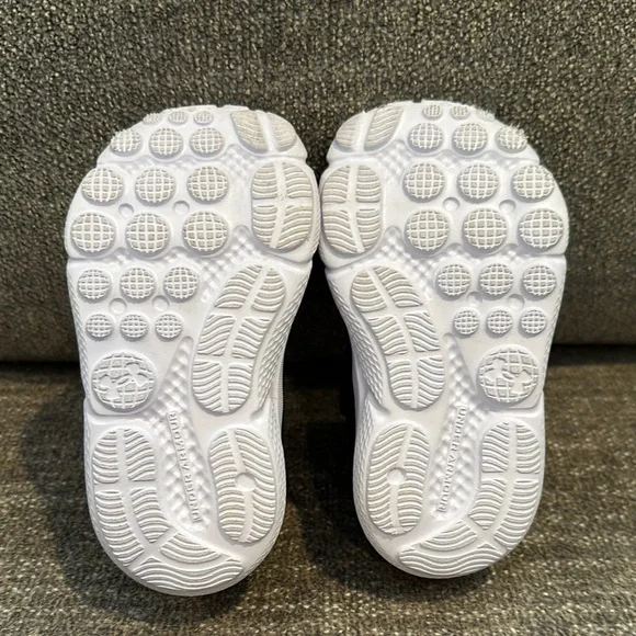 NWOT- Under Armour Black Kids Shoes. Size 6 toddler - Picture 8 of 9